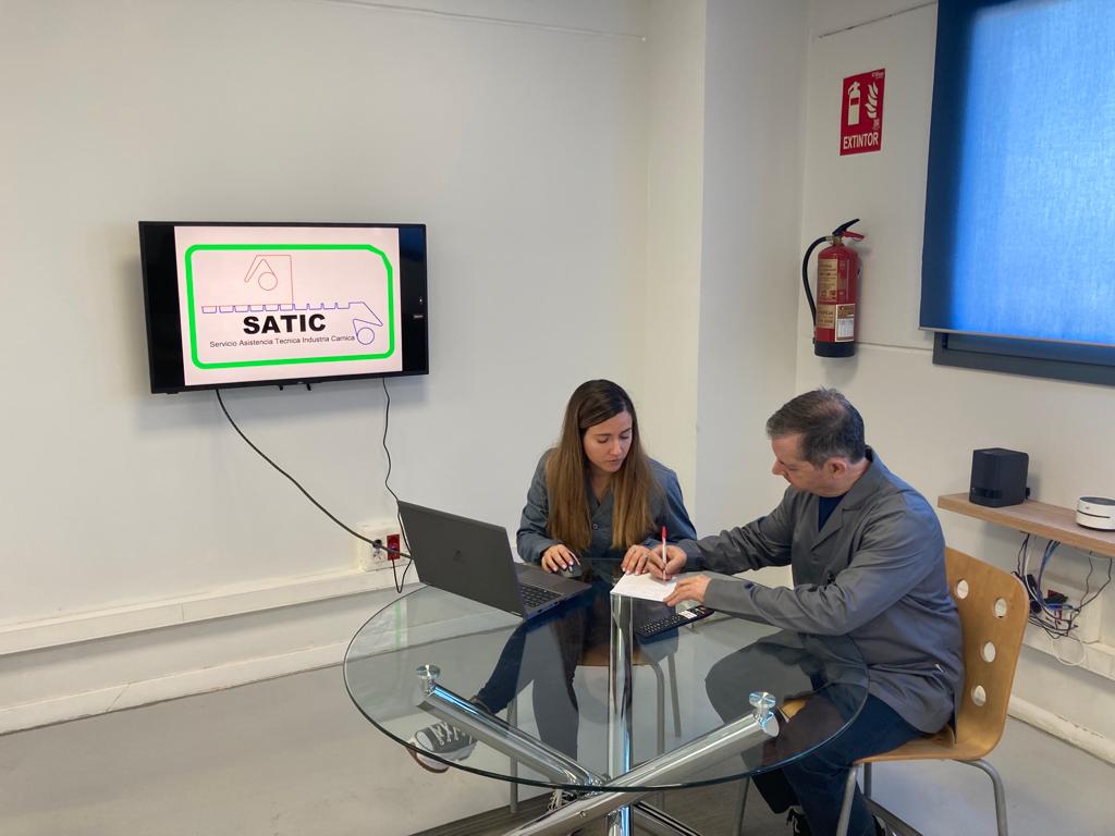 Equipo de SATIC trabajando en la oficina técnica