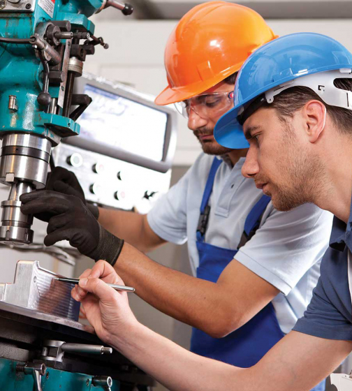 Técnico realizando el mantenimiento de una máquina